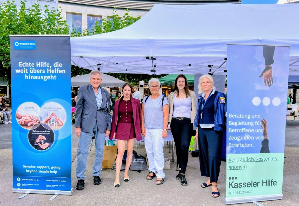 Mitglieder der Außenstelle Kassel und Schwalm-Eder-Kreis sowie der Polizei und der Kasseler Hilfe vor einem Infostand am Kasseler Präventionstag.