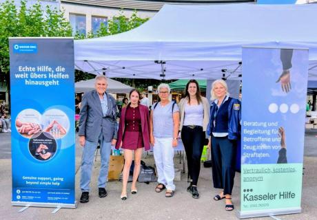 Mitglieder der Außenstelle Kassel und Schwalm-Eder-Kreis sowie der Polizei und der Kasseler Hilfe vor einem Infostand am Kasseler Präventionstag.